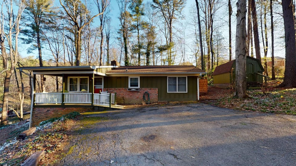 Emily's Cottage, 2 Bedrooms with two private baths, clean, on 3 acre lake
