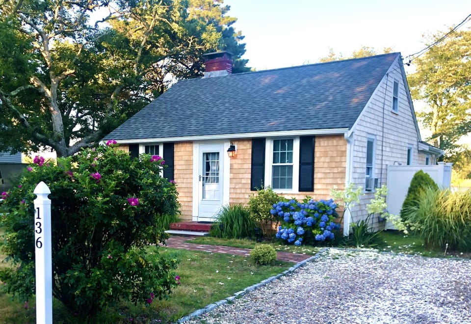 Recently renovated waterfront cottage located on Swan Pond.  Great location