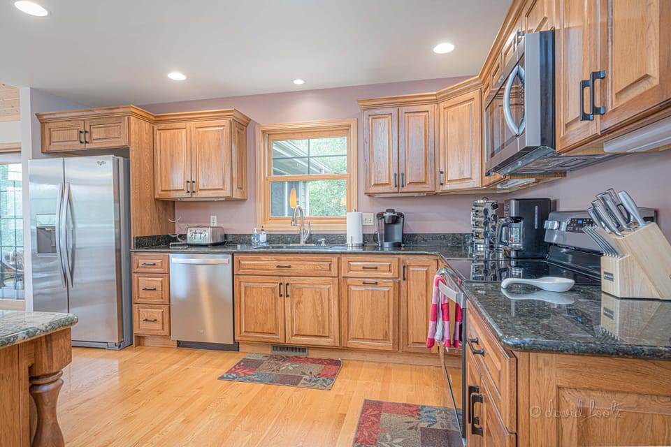 Lots of workspaces for cooks and helpers! And "tasters", don't forget "tasters".