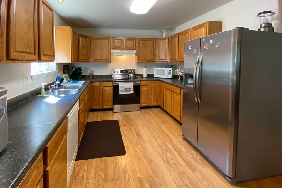 Kitchen | Dining table | Drip coffee Maker | Dishwasher