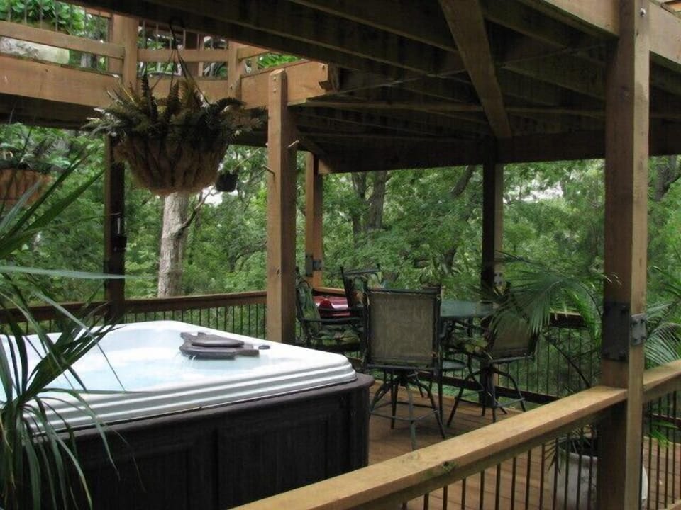 Hot tub in the woods, private and relaxing