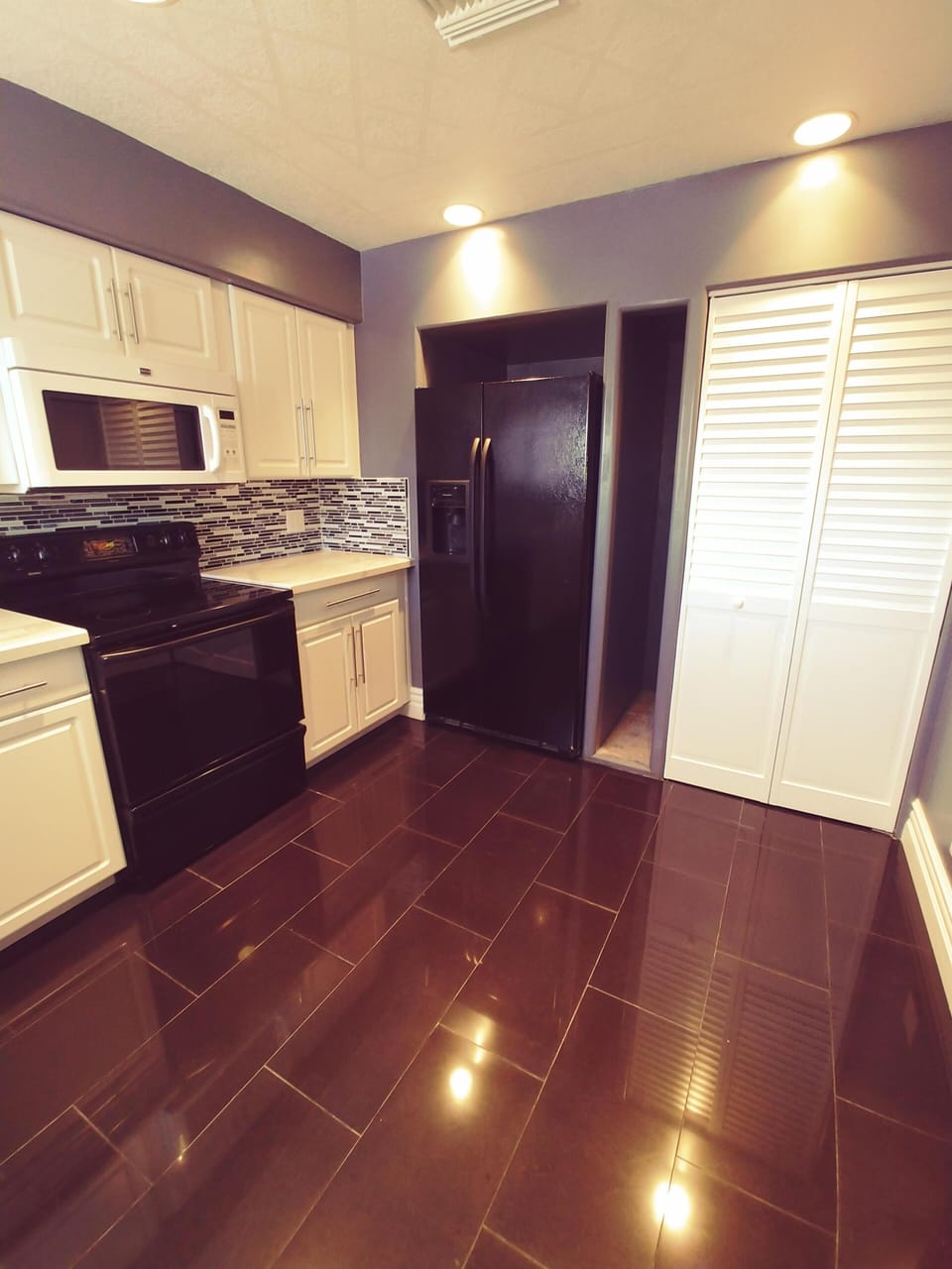 Kitchen w/ pantry
