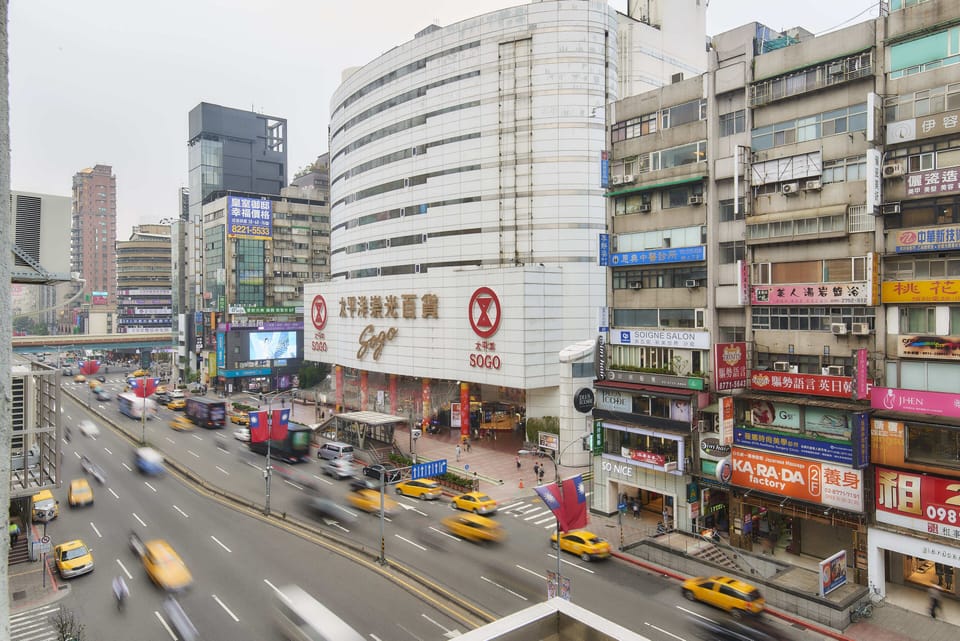 The view you can see through 2nd bedroom
您可以透過第二間臥室看到街道景色
