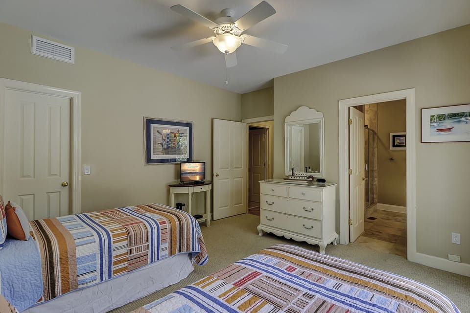 1st Floor Guest Suite - 2 Twins