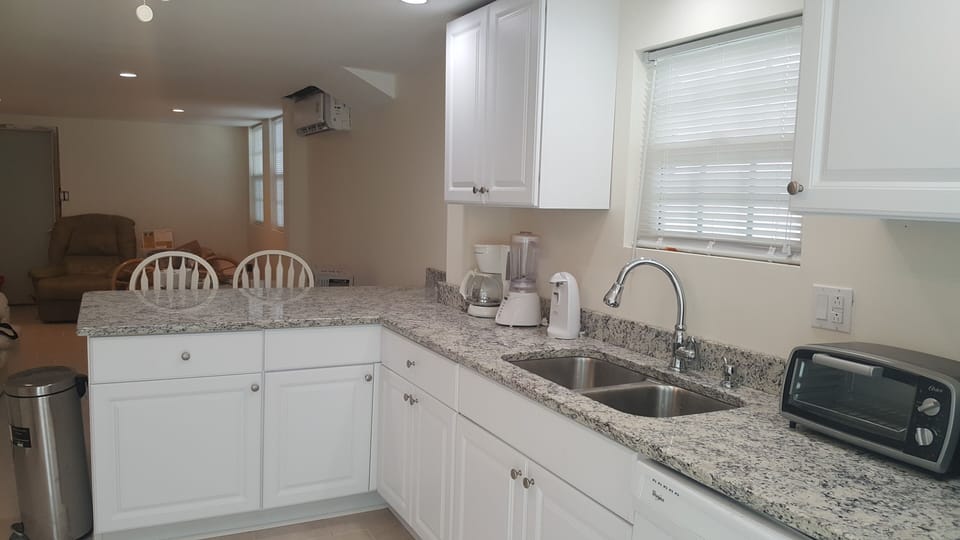 DOWNSTAIRS KITCHEN
WITH GRANIT COUNTER TOP