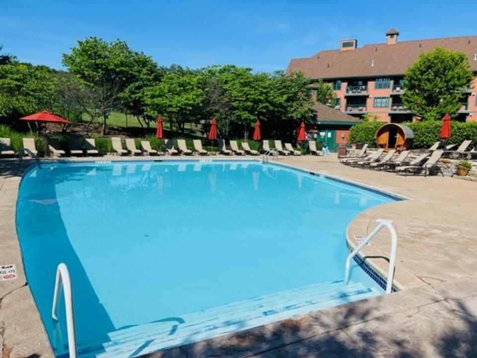 Beautiful heated outdoor pool, hot tub and sauna open all year round