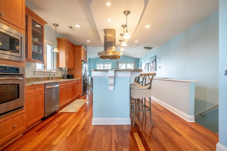 Full kitchen with eat-in bar seating