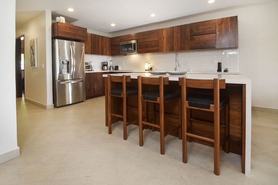 Open concept, fully equipped  kitchen 