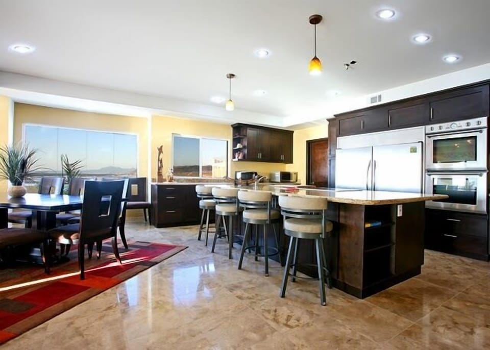 Bella Vista Gourmet kitchen and dining table (seats 8).