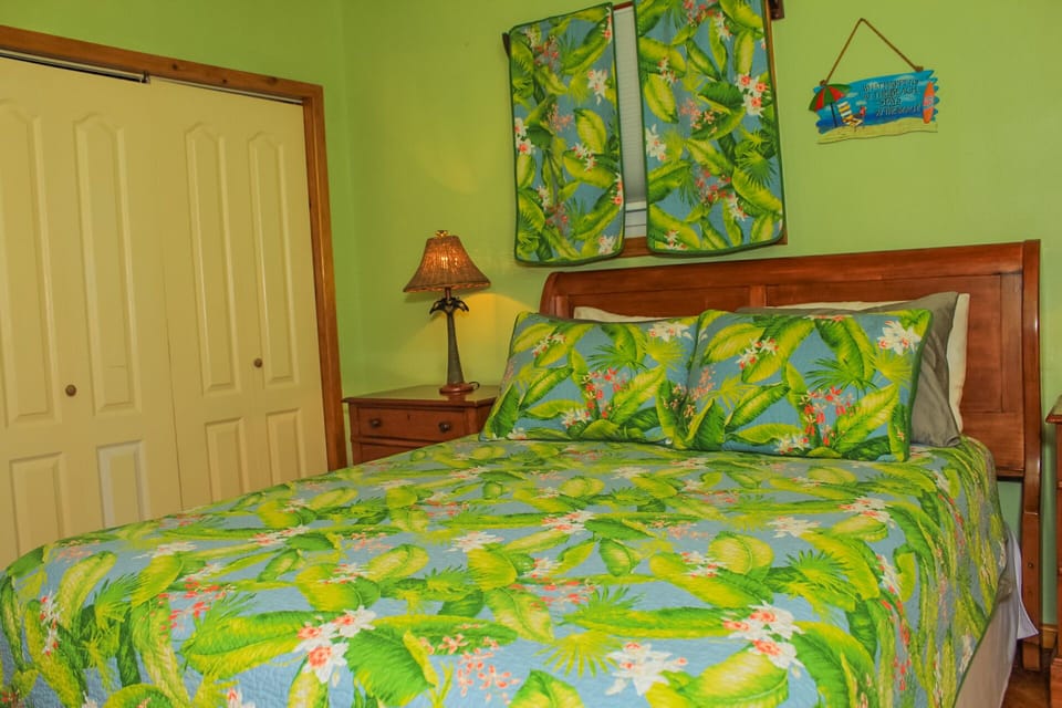 Guest Room, Queen size bed 