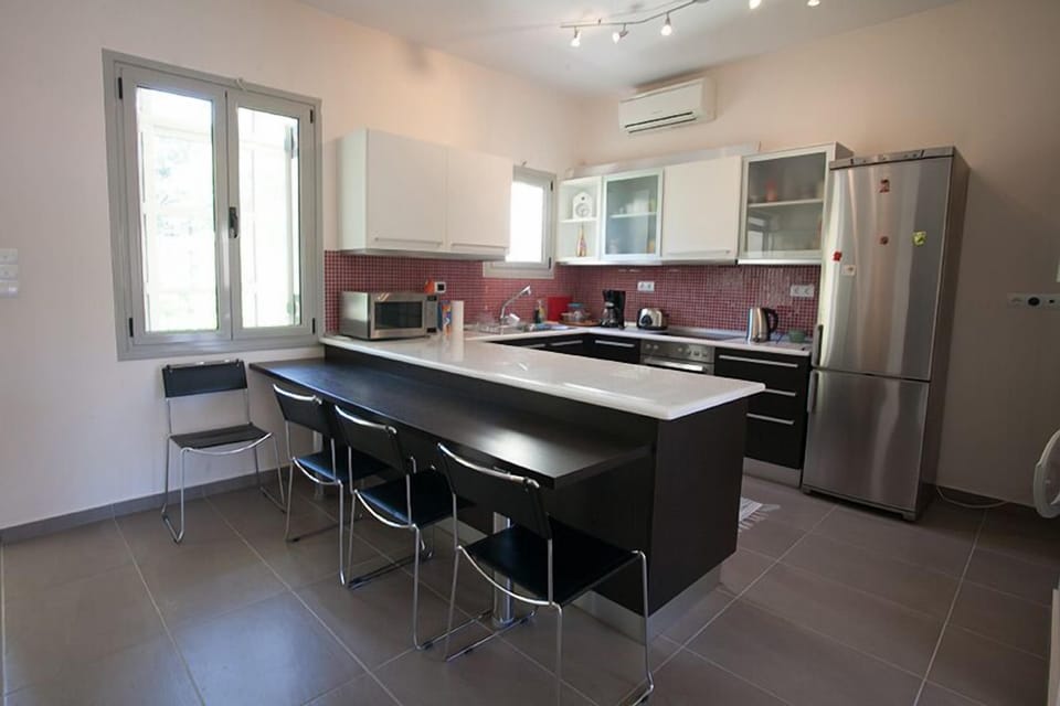 Kitchen and breakfast area