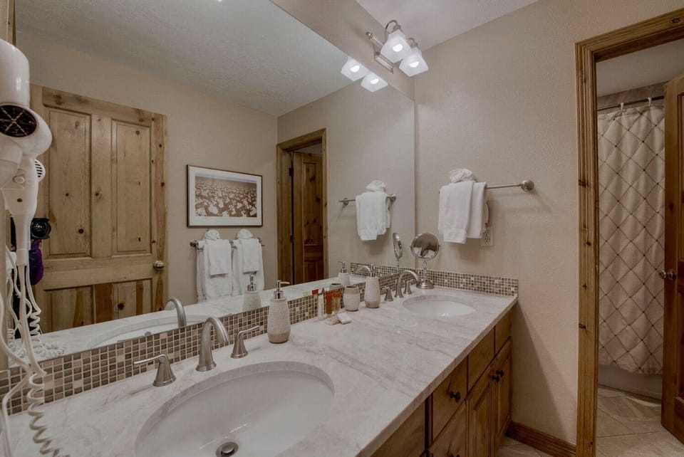 Guest room vanity with 2 sinks