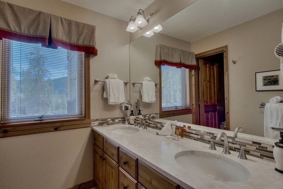Master vanity with 2 sinks