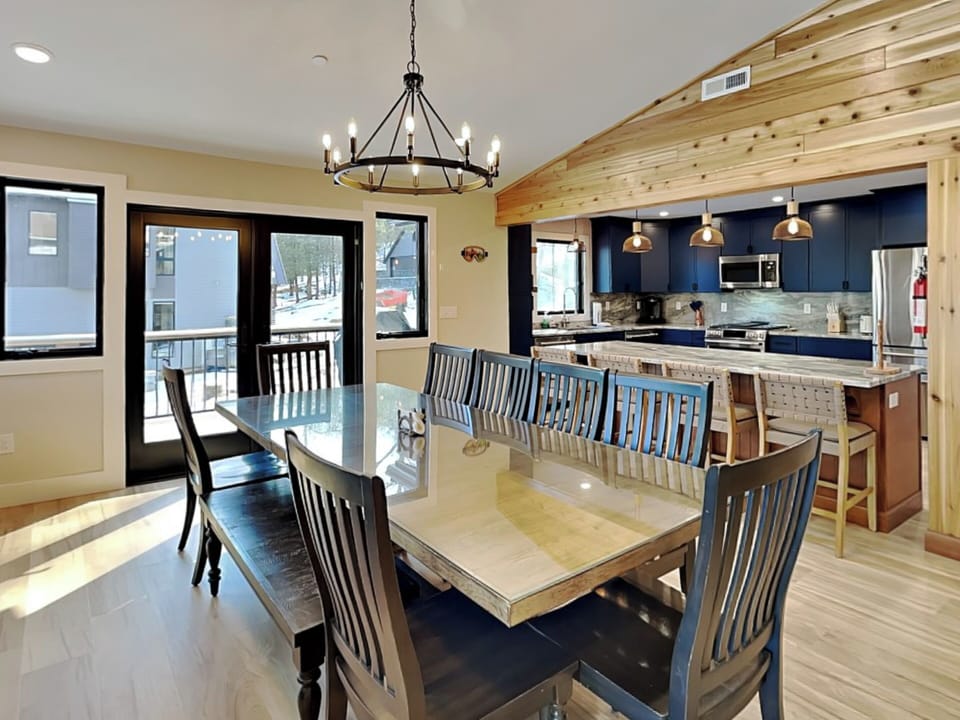 Dining Table & Full Kitchen