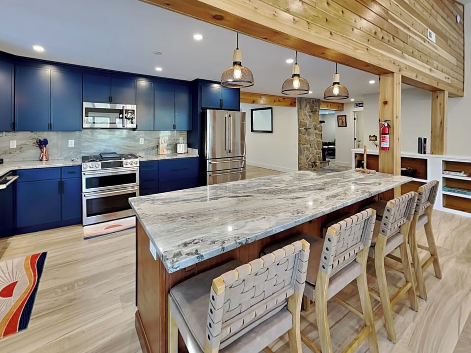 Full Kitchen w/ Large Island & Bar Counter Seating