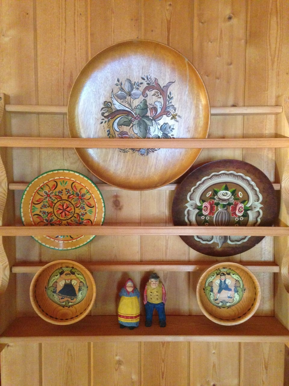 Hand-painted plates and bowls from Norway