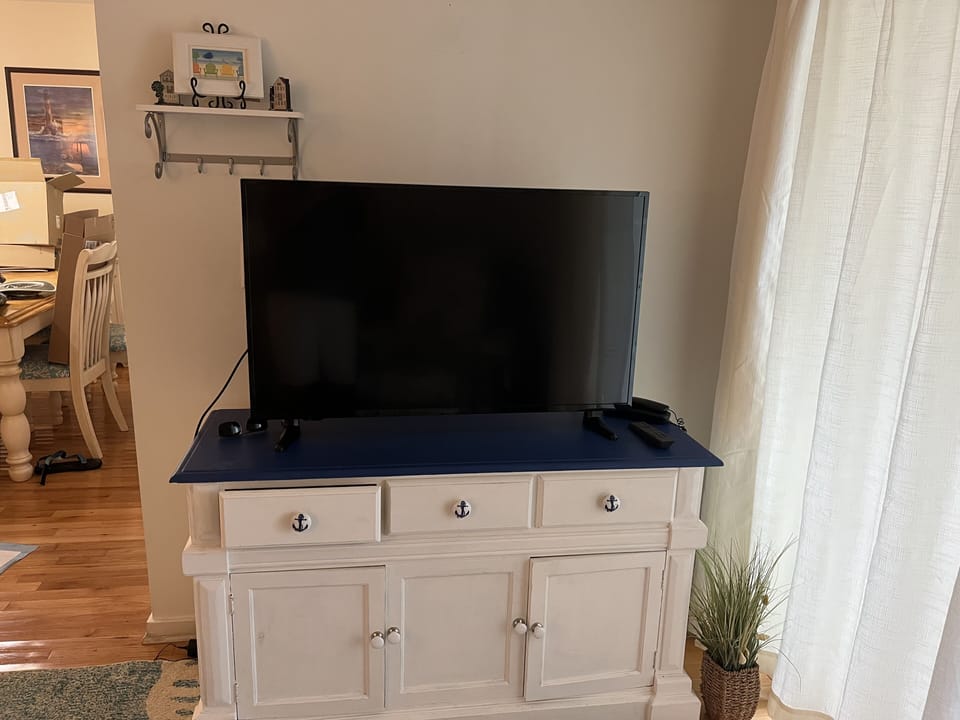 Smart tvs/ wi-fi. Stream your service or watch our Xfinity in LR/Master Bedroom.