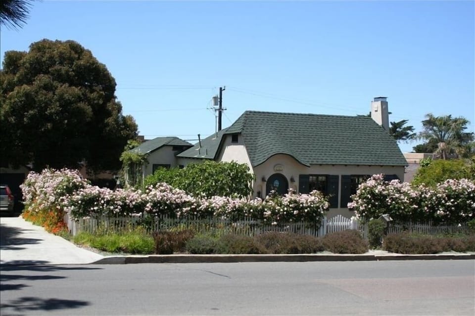 front of house with driveway for 4 cars
