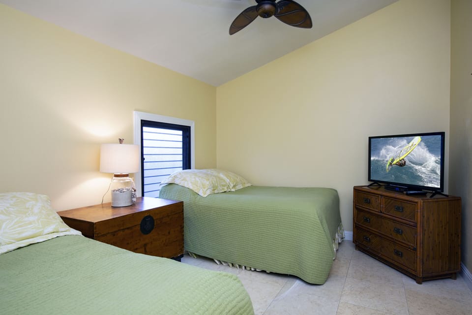 Kahana Sunset A4 Guest Bedroom