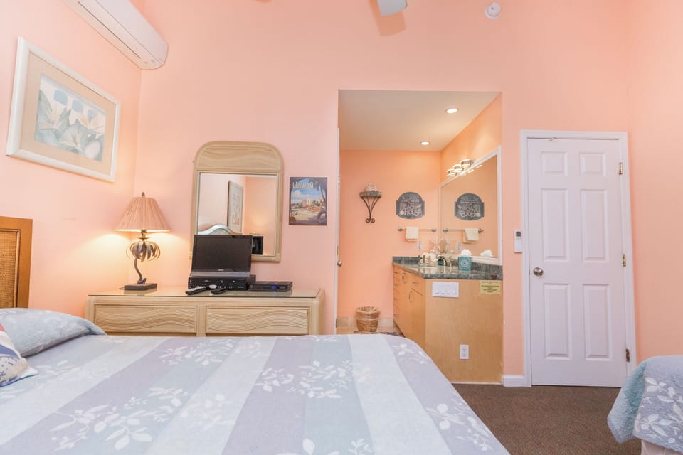 Kahana Sunset D11 - Guest Bedroom