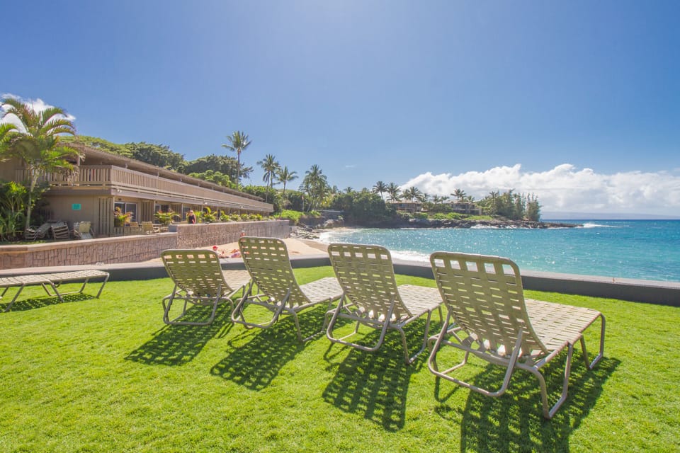 Kahana Sunset Front Lawn