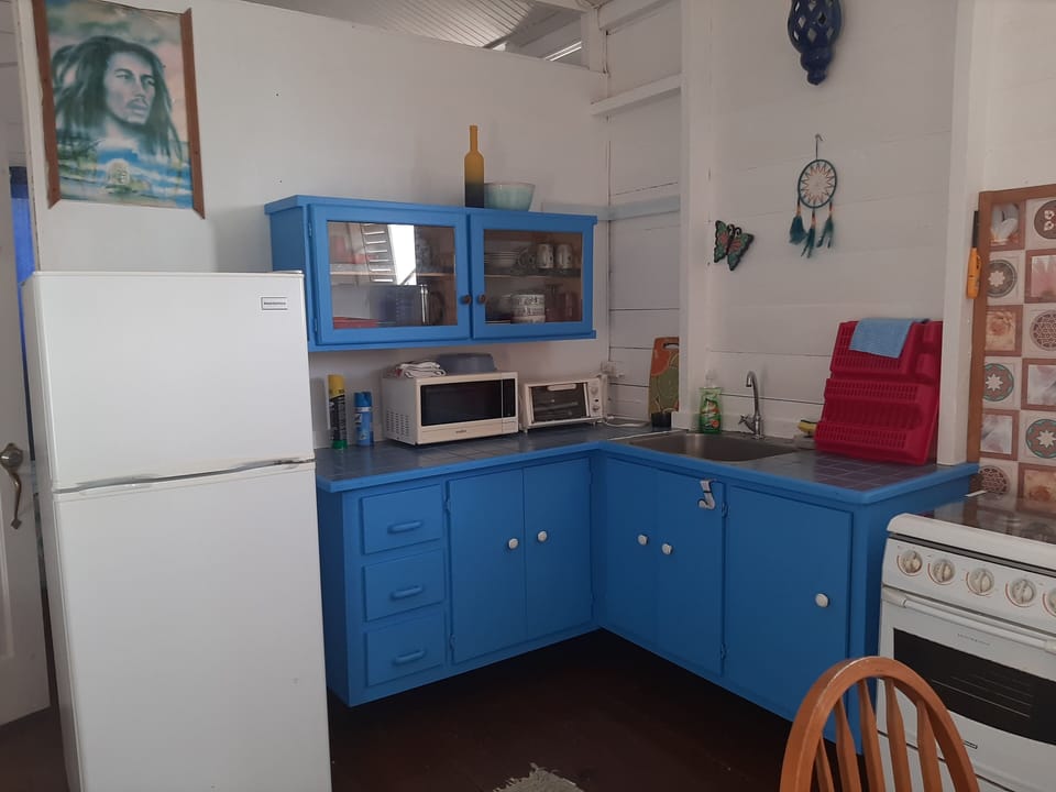 kitchen with fridge, cabinets, microvawe, toaster grill, stove