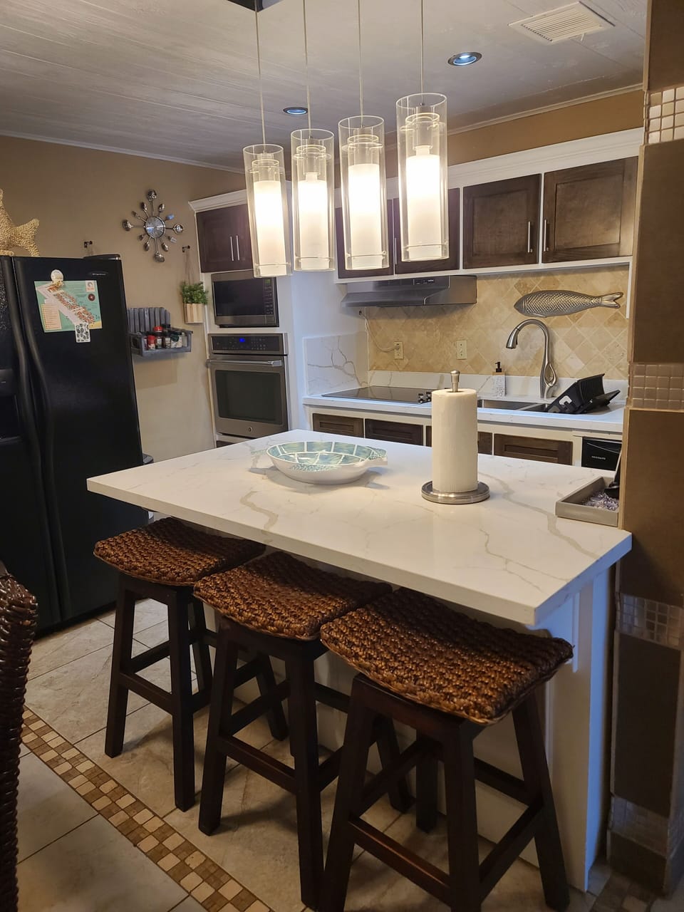 Kitchen w Island Counter