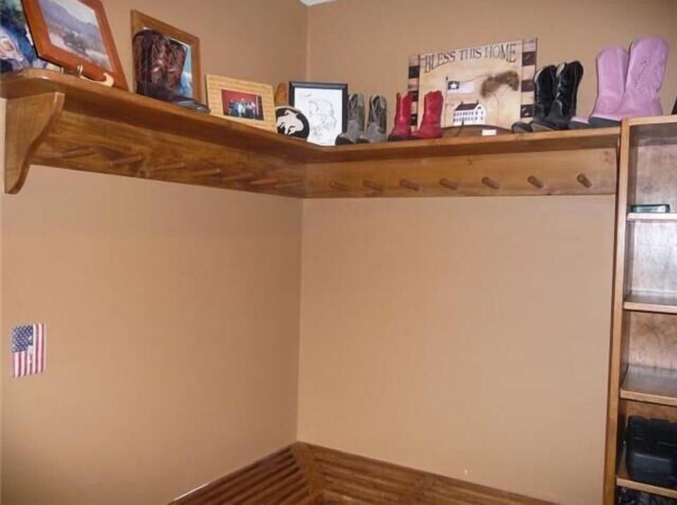 ski room has built in seating to remove and hang your skis!!