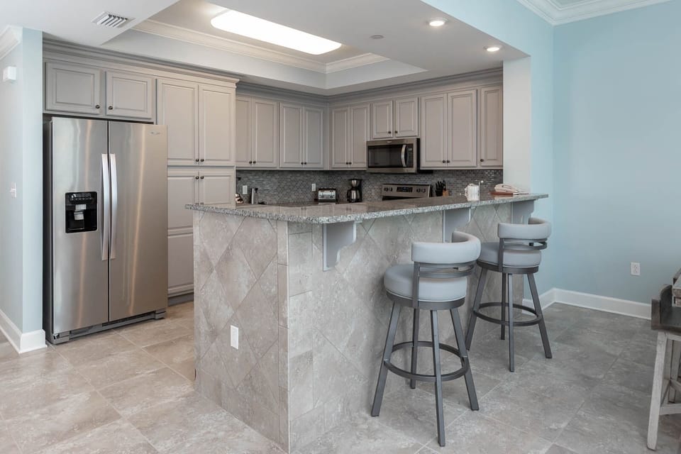 Wake up with morning coffee at the breakfast bar and get ready for a beach day in this stylish space