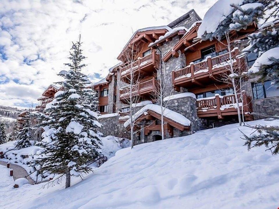 Enjoy amazing views year-round at Hummingbird Lodge