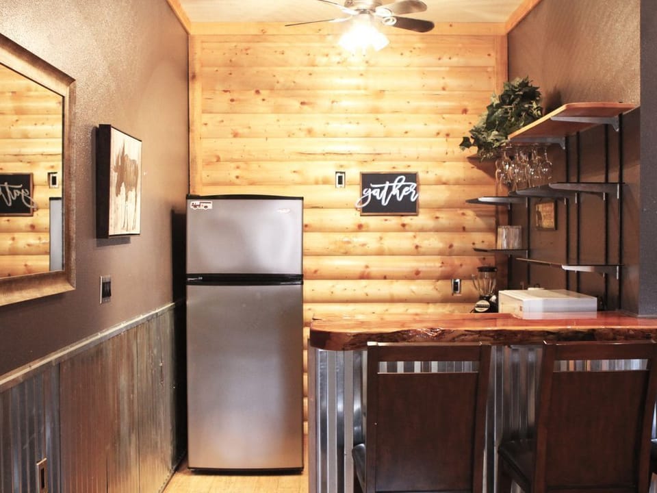 Guest cabin bar area, fridge has an automatic ice maker! 