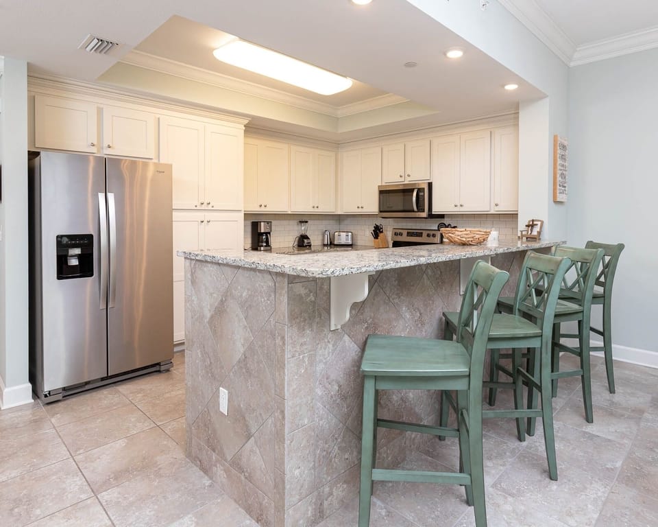 Wake up with morning coffee at the breakfast bar and get ready for a beach day in this stylish space