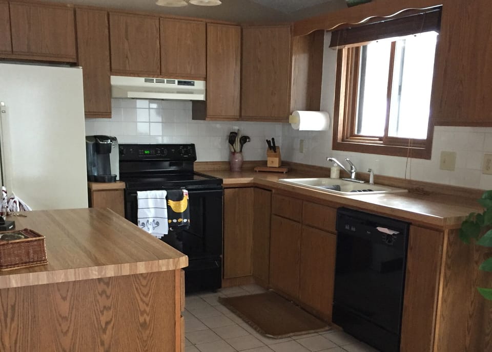 Full Kitchen with dishwasher
