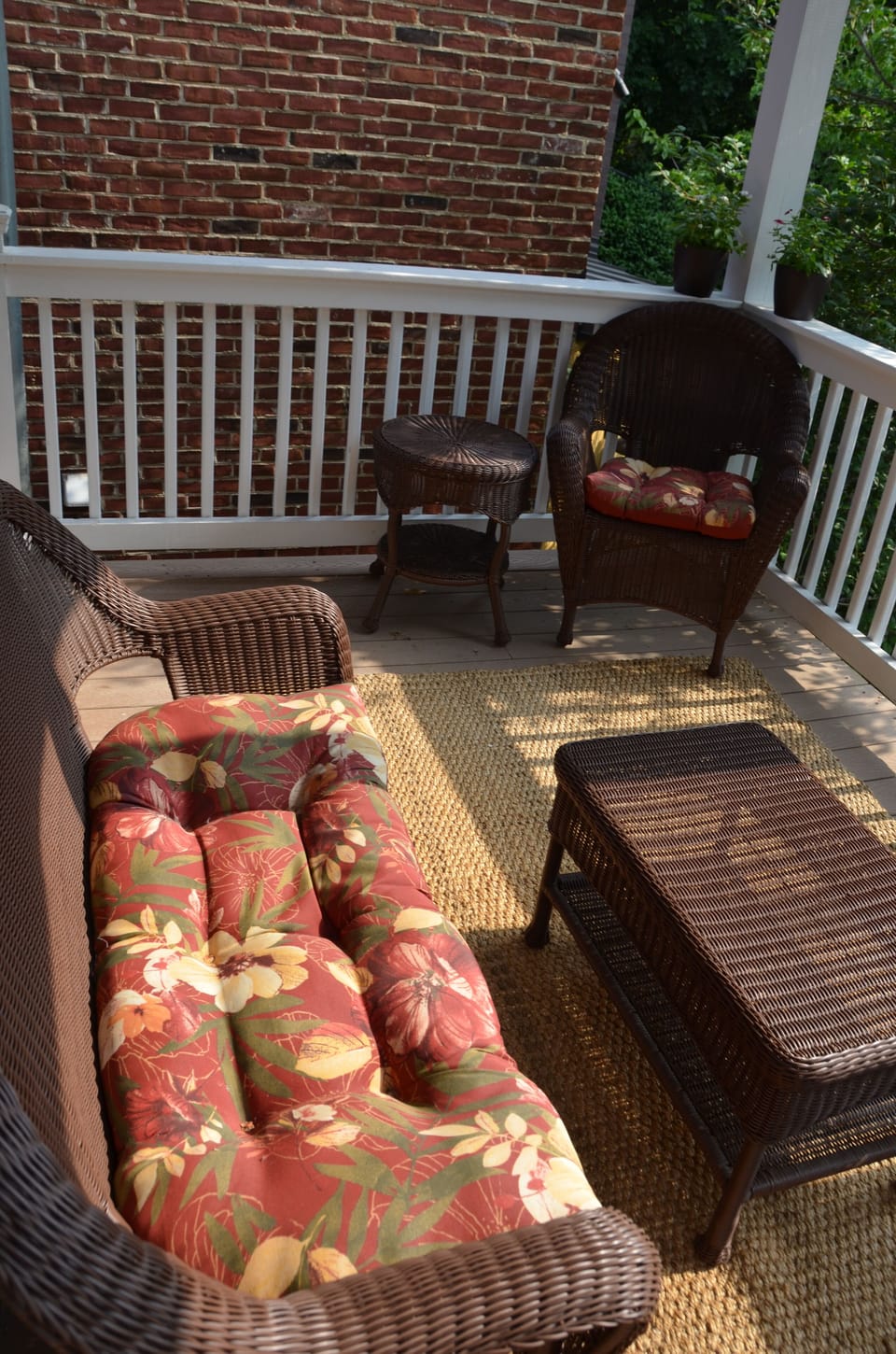 Captivating second level deck for you to enjoy!