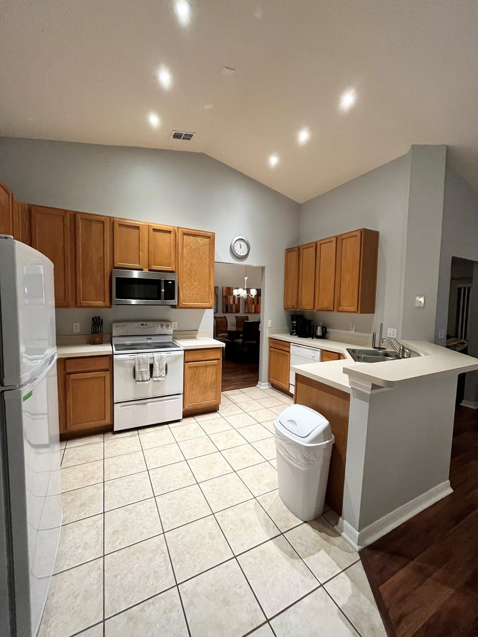 Fully stocked kitchen - includes toaster, kettle, filter coffee & Keurig machine