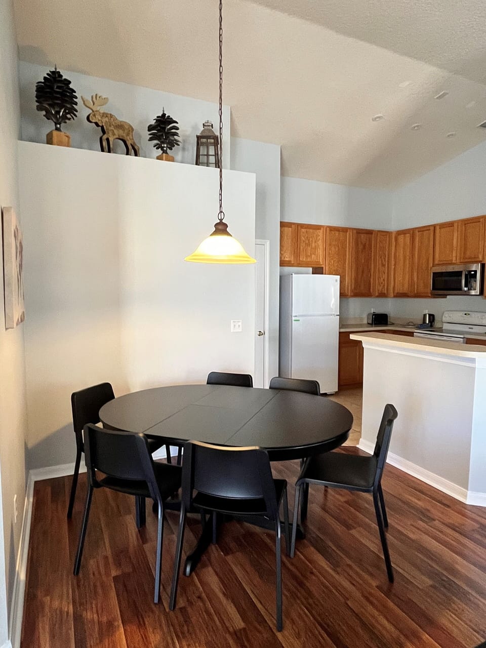 Breakfast Area with seating for 6