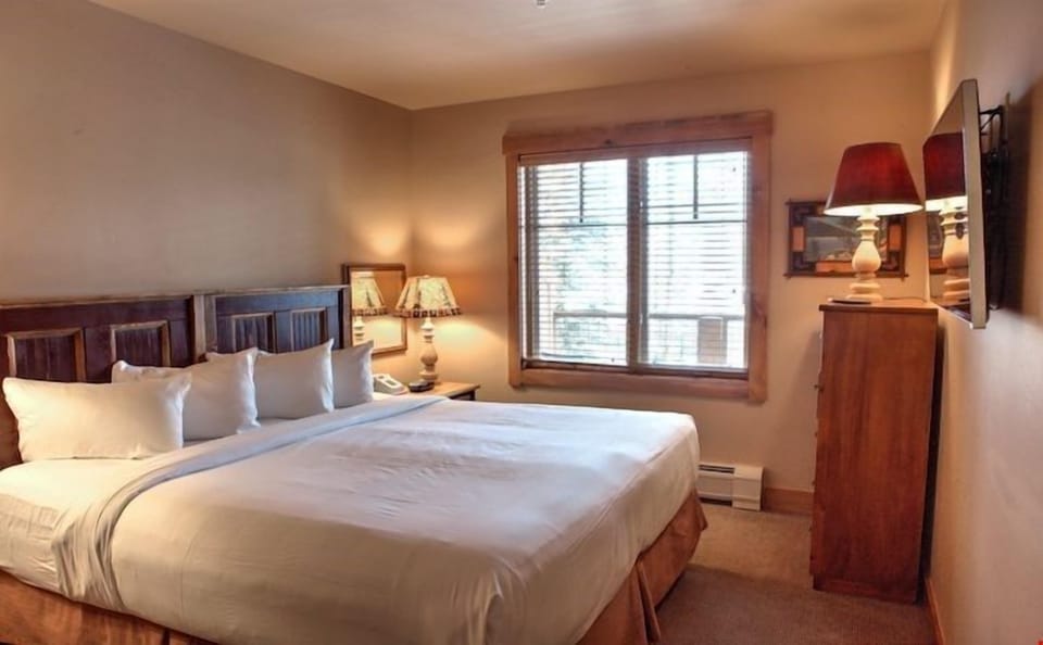 Get a good night's sleep in the comfortable queen bed