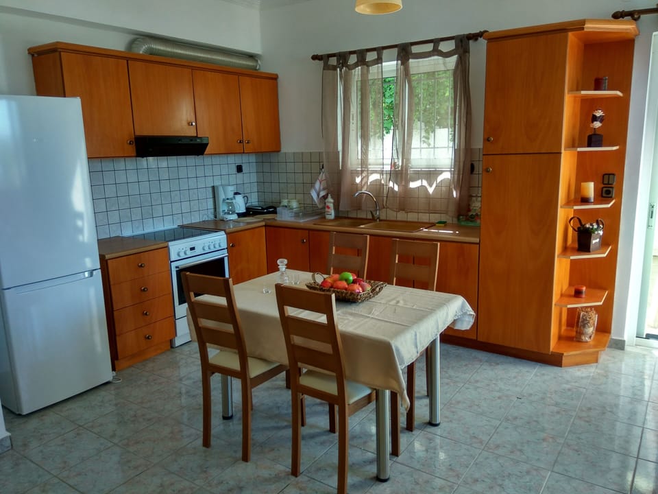 Kitchen and dining table