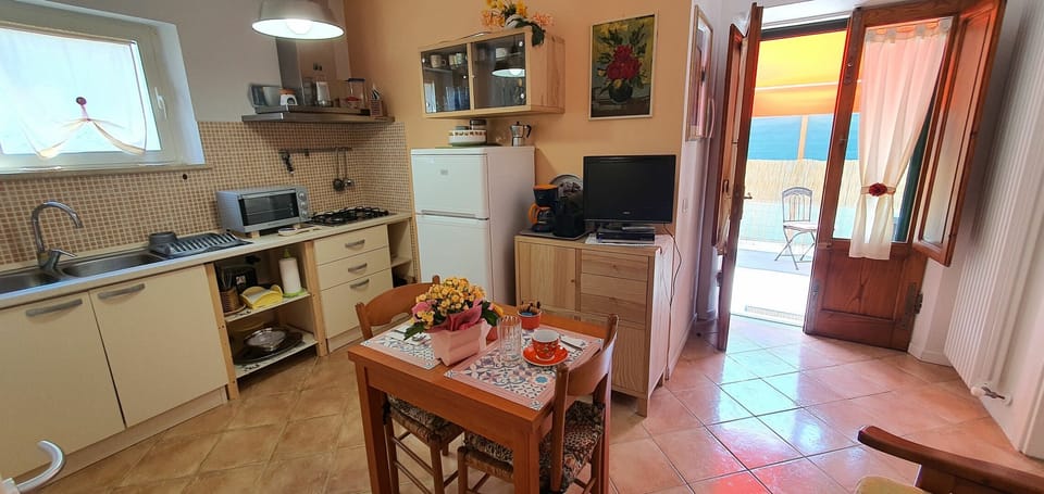 Room, Property, Furniture, Building, Floor, Kitchen, Countertop, Interior Design, House, Table