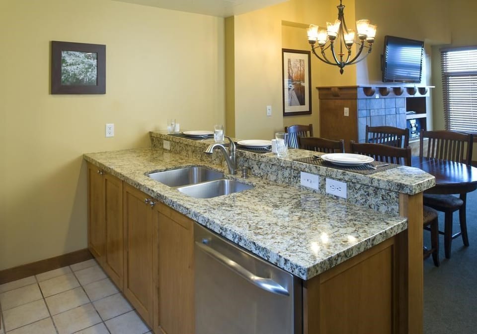 The fully-equipped kitchen features a breakfast bar