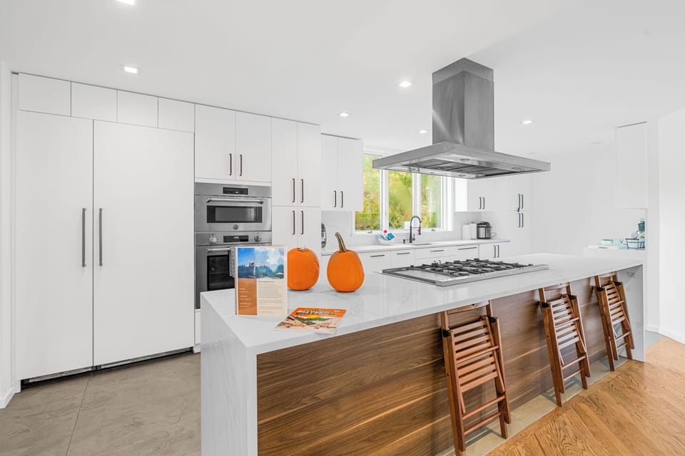 Massive kitchen, convection oven, coffee bar, 6 burner stove with griddle.