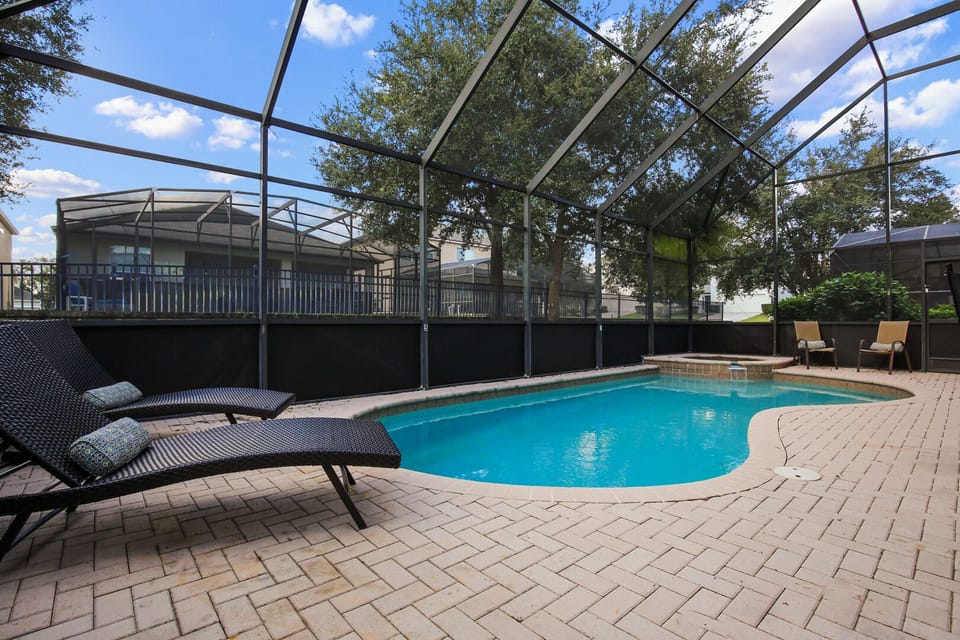Sparkling Pool with Spa!