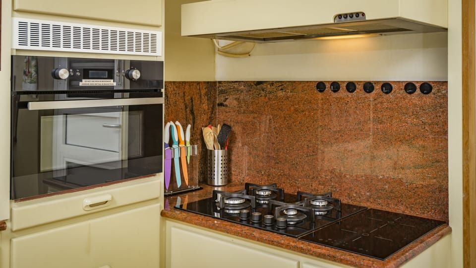 Kitchen, oven/grill/microwave combination, gas cooker, induction cooker plate. 
