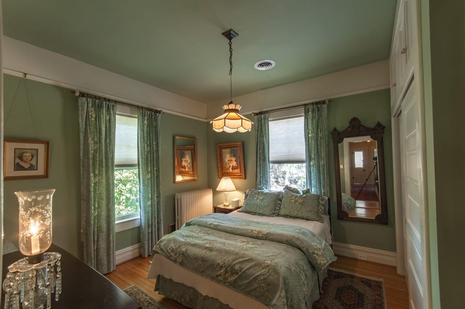 Green Room - third upstairs bedroom with queen-size bed