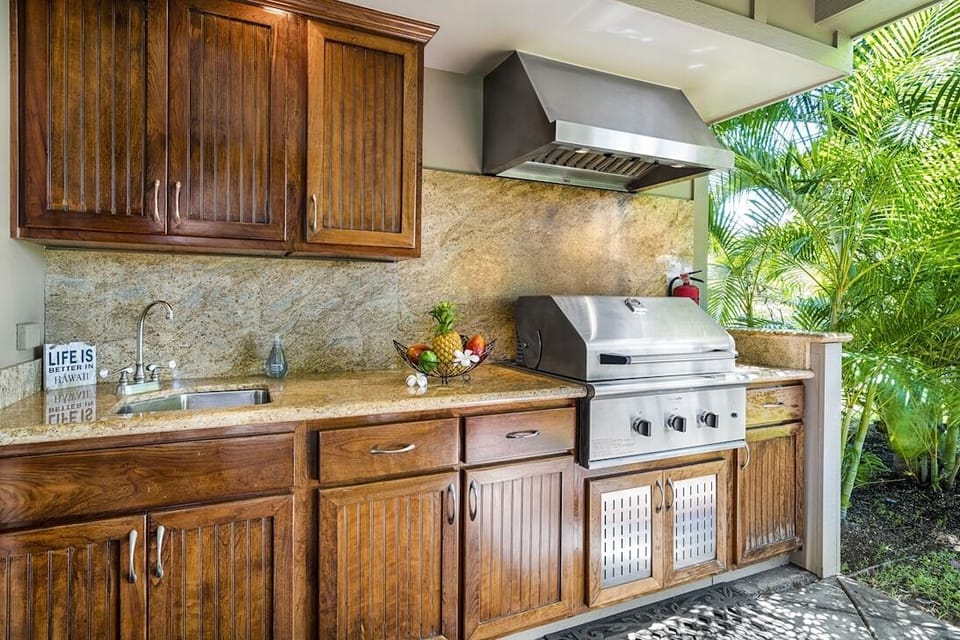 Lanai with Private BBQ and Outdoor Bar