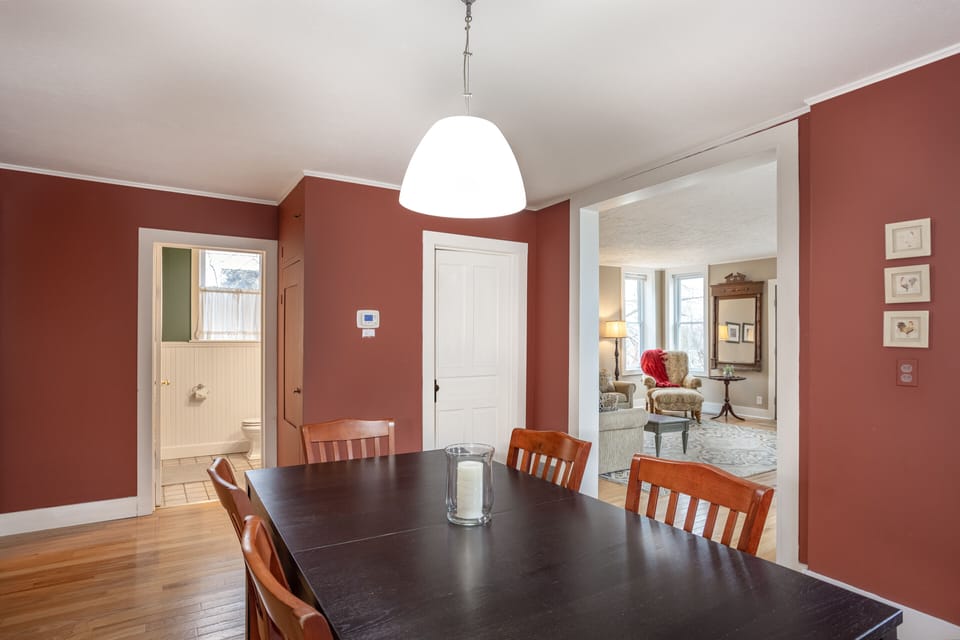 Table expands to seat 10. Lots of space for gathering as a group.