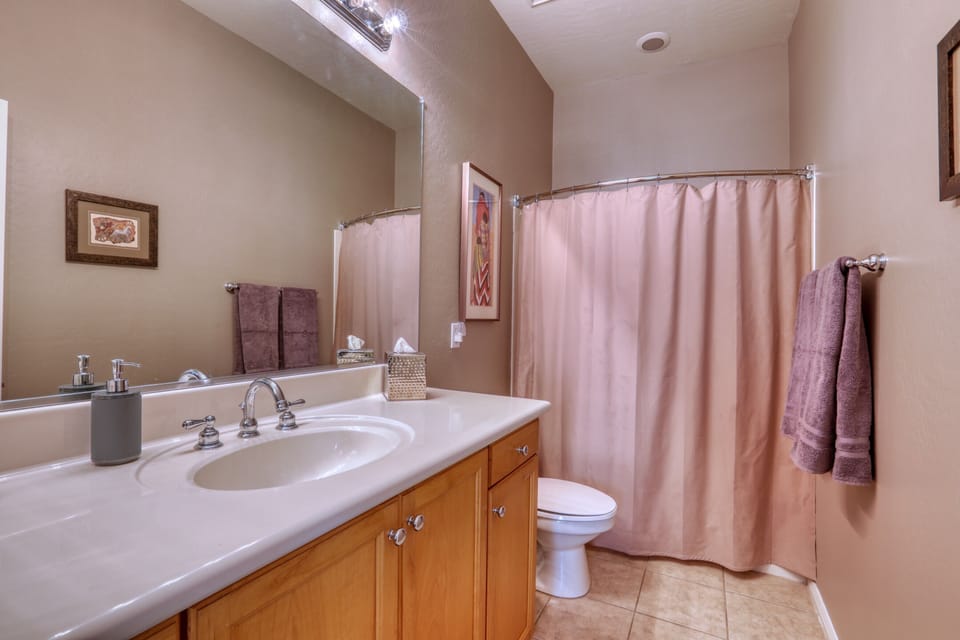 Second bathroom en suite second bedroom