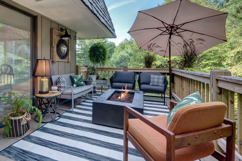 Main level deck with gas burning firepit