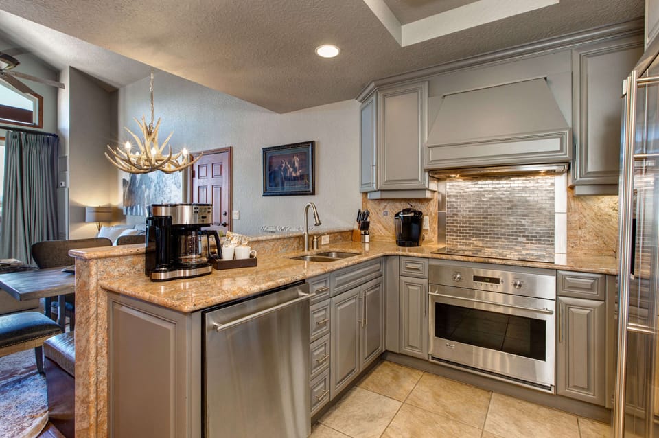 Westgate 3901AB: Full kitchen