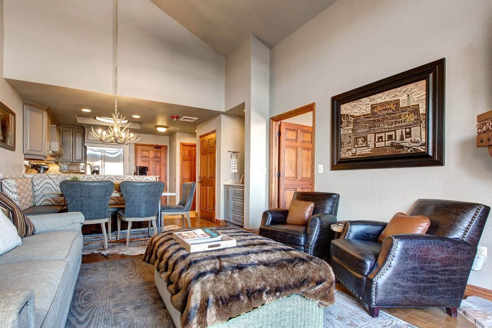 Westgate 3901AB: Living room with private balcony